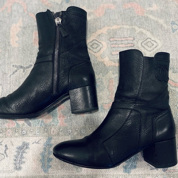 Chanel Interlocking CC Logo Goat Leather Moto Boots
Women's Size: 10.5, IT40.5🖤 - Picture 8 of 12